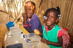 Enfants mangeant à la cantine scolaire au Sénégal @Gret-Agora